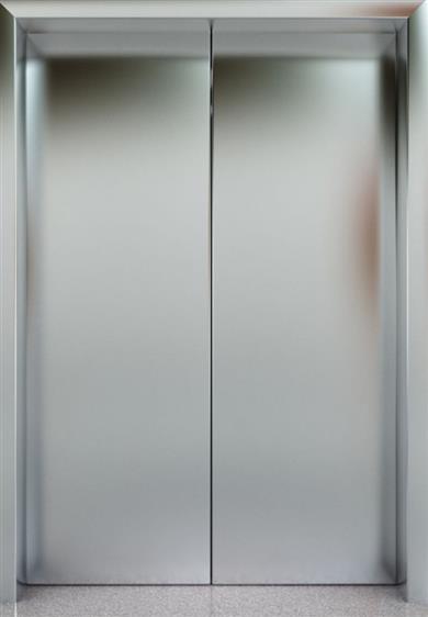 Автоматические двери кабины лифта модели Fermator.